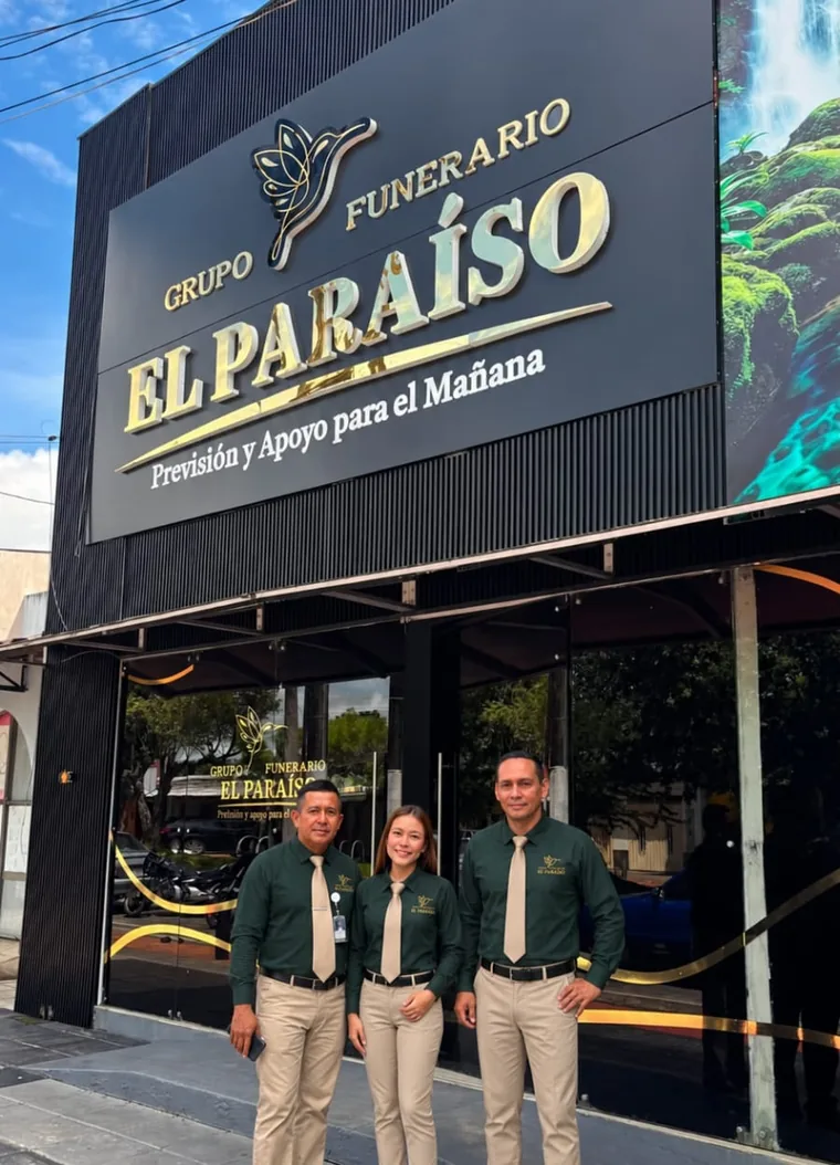 Tres integrantes del equipo frente a la sede de Grupo Funerario El Paraíso en Arauca